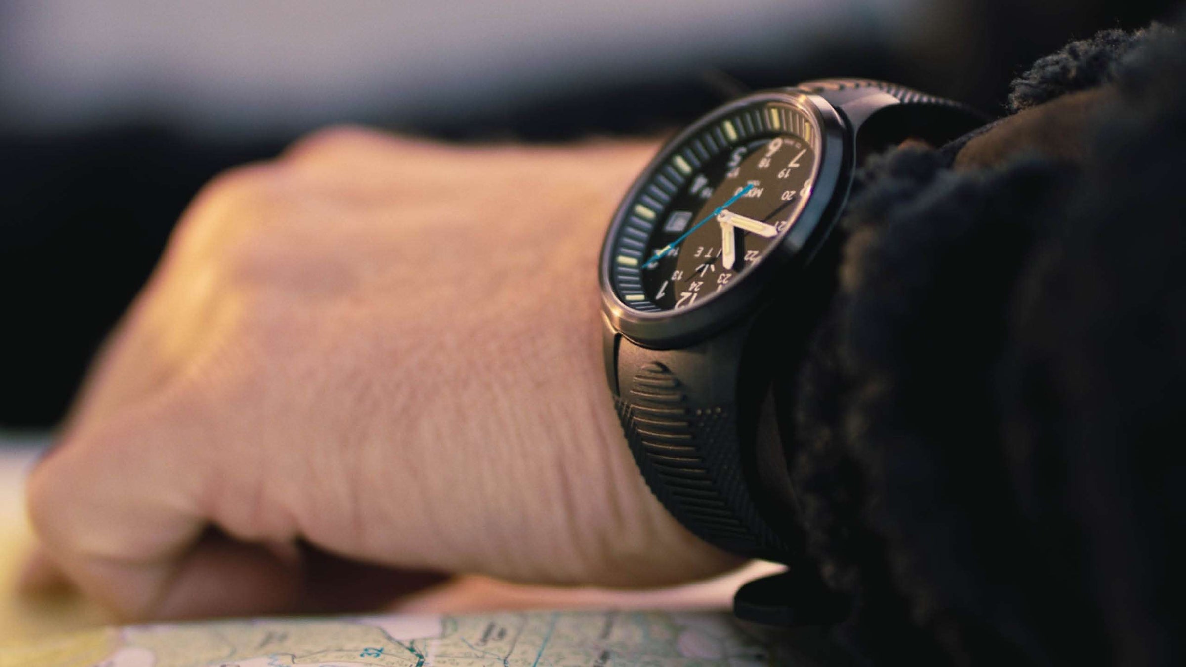 How to Use an Analog Watch as a Compass (Survival Guide)